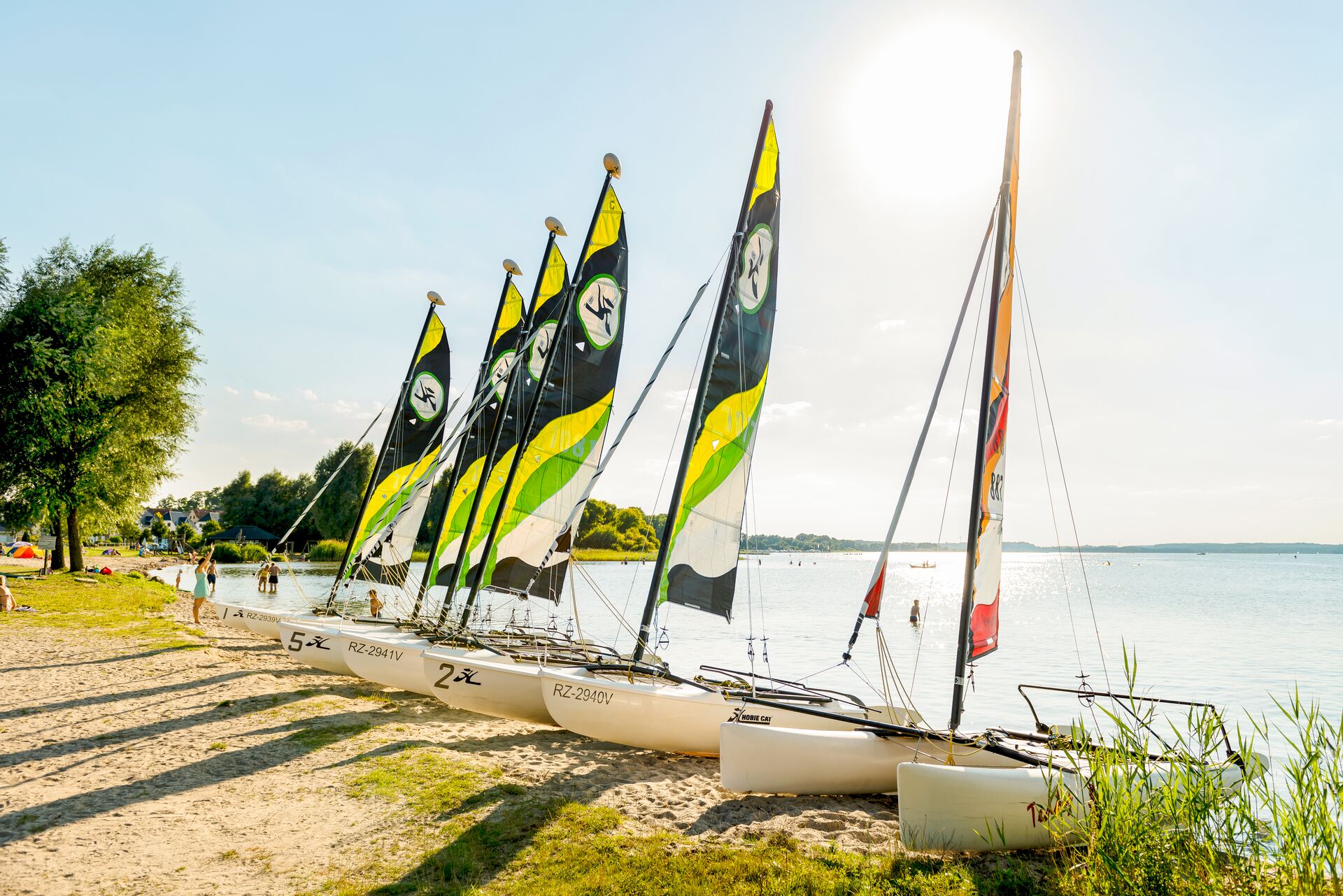 6 Katamarane am Strand beim ROBINSON Beach Club