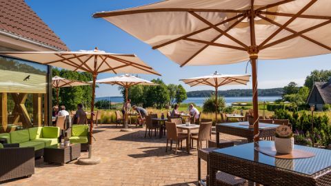 web_Seeterrasse_Blick zum See_Sonnenschirme_MarkusTiemann