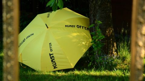Kunst Offen - Gelber Schirm (Symbolbild)